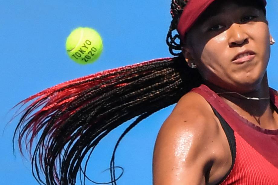 A japonesa Naomi Osaka em ação durante partida de tênis com Zheng Saisai, da China -