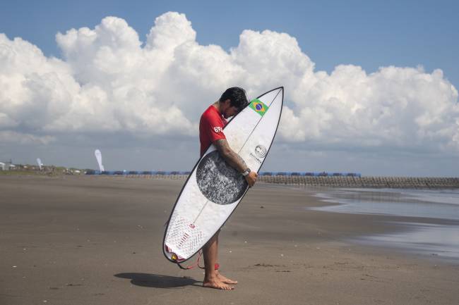 El brasileño Gabriel Medina reza antes de su actuación en el mar -