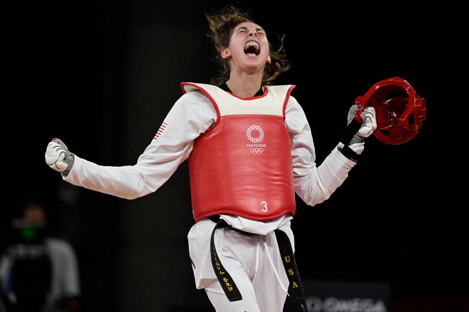 A americana Anastasija Zolotic comemora a vitória no taekwondo feminino contra a turca Hatice Kubra Ilgun -