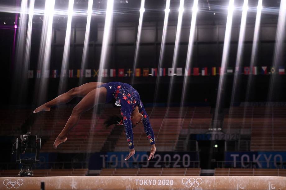 A americana Simone Biles durante sua apresentação na barra -