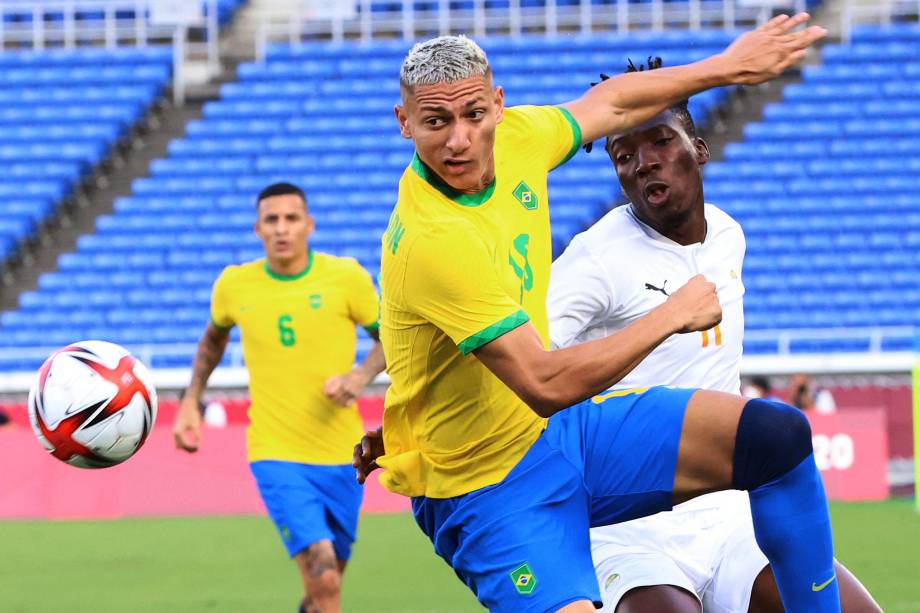 O atacante Richarlison em disputa pela bola com o zagueiro da Costa do Marfim, Zie Ouattara -