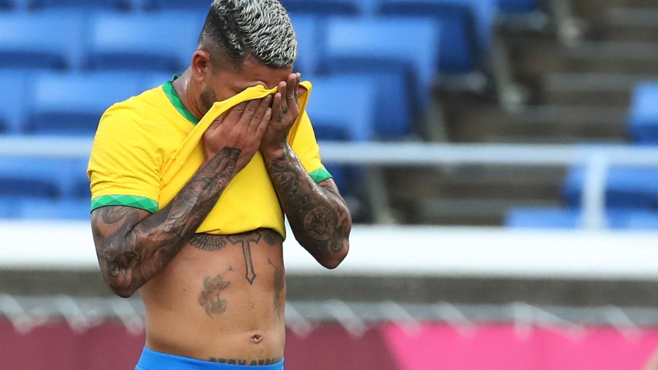 Douglas Luiz lamenta após receber cartão vermelho contra Costa do Marfim -