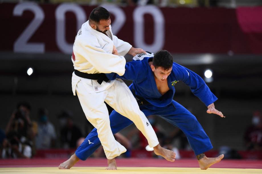 O brasileiro Daniel Cargnin em ação contra o israelense Baruch Shmailov pelo judô na categoria até 66 quilos -