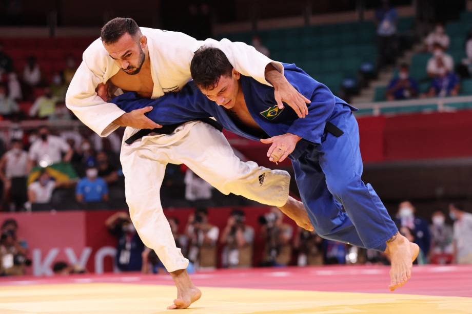 O brasileiro Daniel Cargnin em ação contra o israelense Baruch Shmailov pelo judô na categoria até 66 quilos -