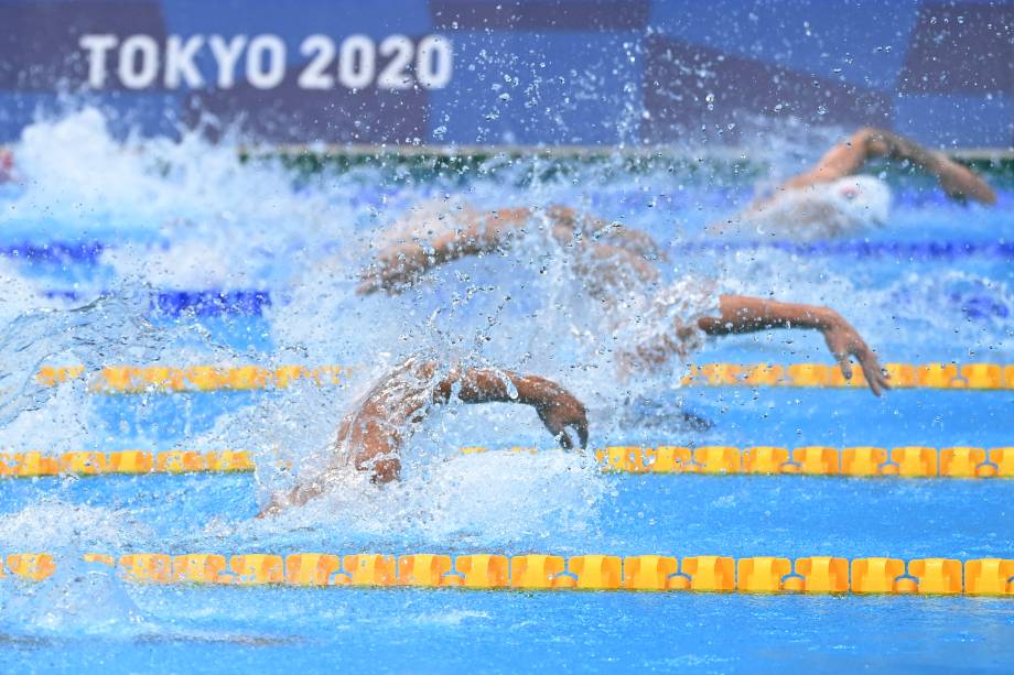 Atletas durante movimento de braçadas na prova de revezamento 4x100m livre masculino -