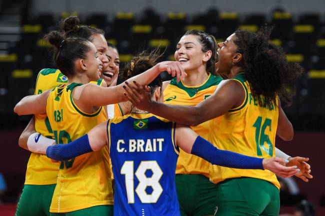 Jogadoras do Brasil comemoram vitória no vôlei feminino contra a Coréia do Sul -