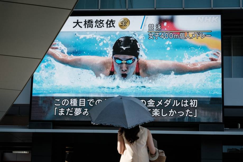 A nadadora japonesa Yui Ohashi, medalhista de ouro nos 400m medley, é vista em telão em Tóquio -