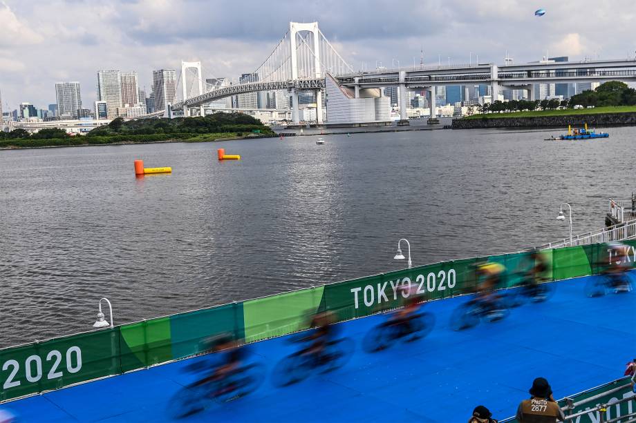 Prova de triatlo masculino individual no Odaiba Marine Park -