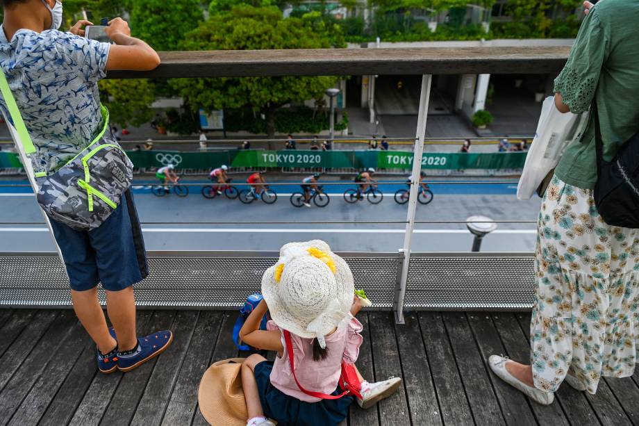 Público acompanha a prova de triatlo masculino no Odaiba Marine Park -