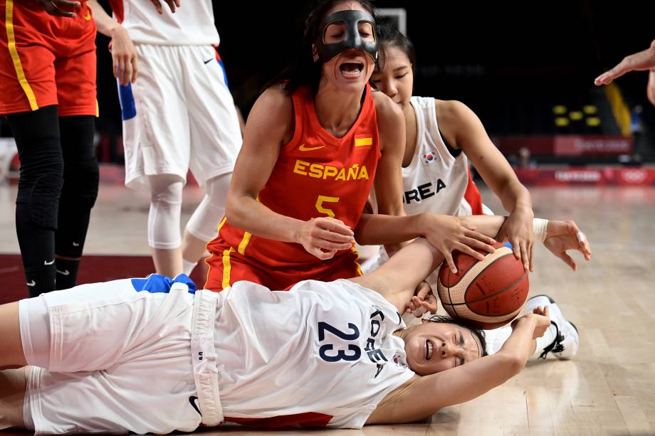 Cristina Ouvina, da Espanha, em disputa pela bola com Kim Danbi, da Coréia do Sul, pelo basquete -