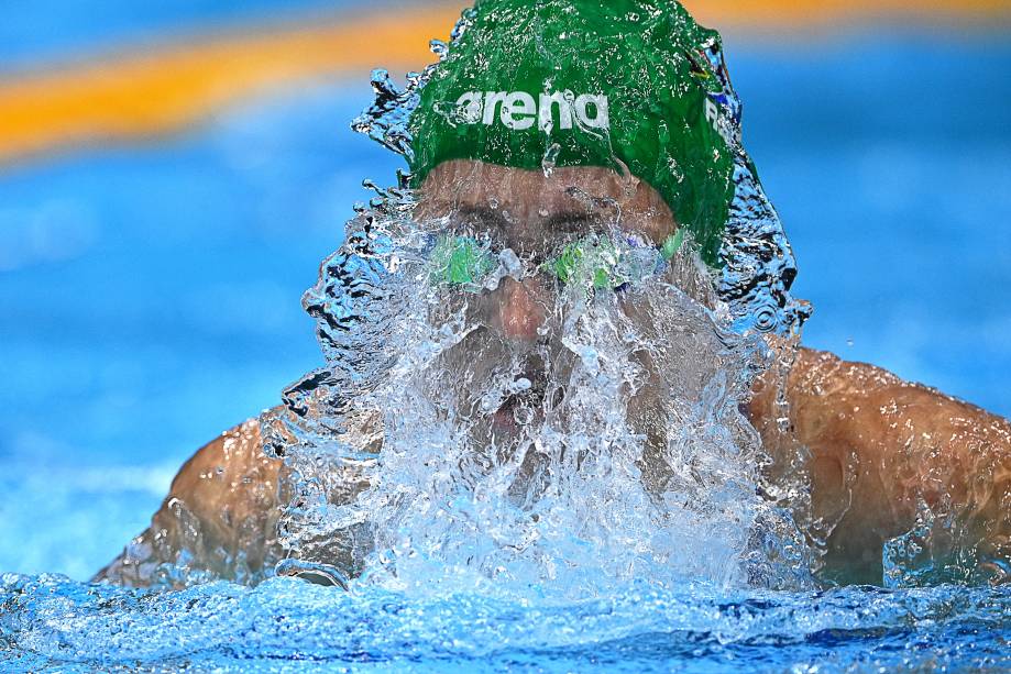 Tatjana Schoenmaker, da África do Sul, em ação na piscina na prova de 100m peito -