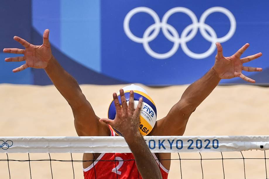 O russo Oleg Stoyanovskiy (vermelho) durante bloqueio na partida entre Rússia e México pelo vôlei de praia -