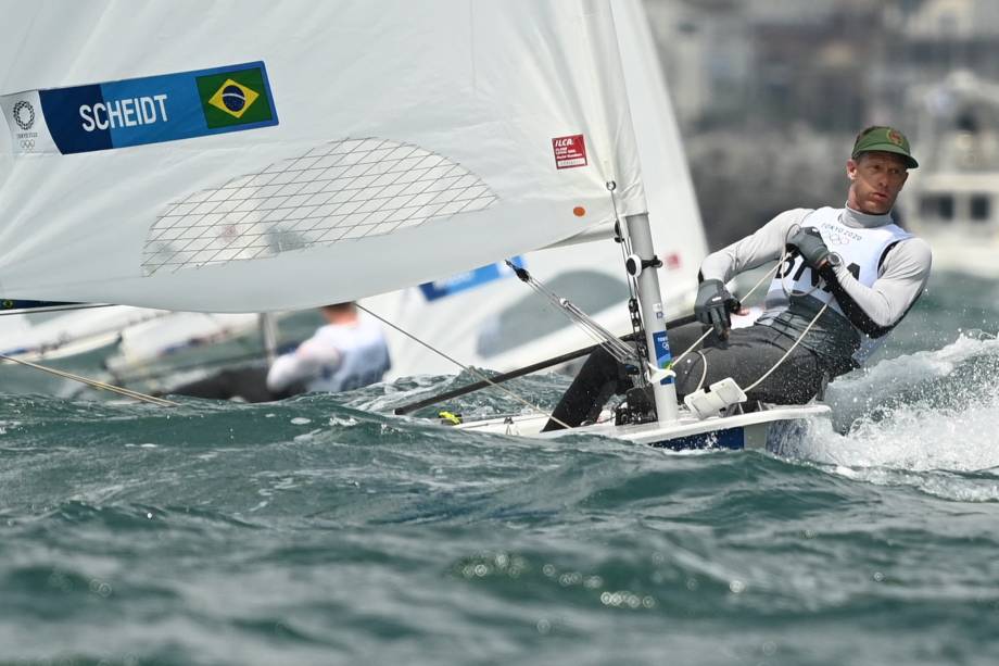 O brasileiro Robert Scheidt durante a competição de vela na classe laser -