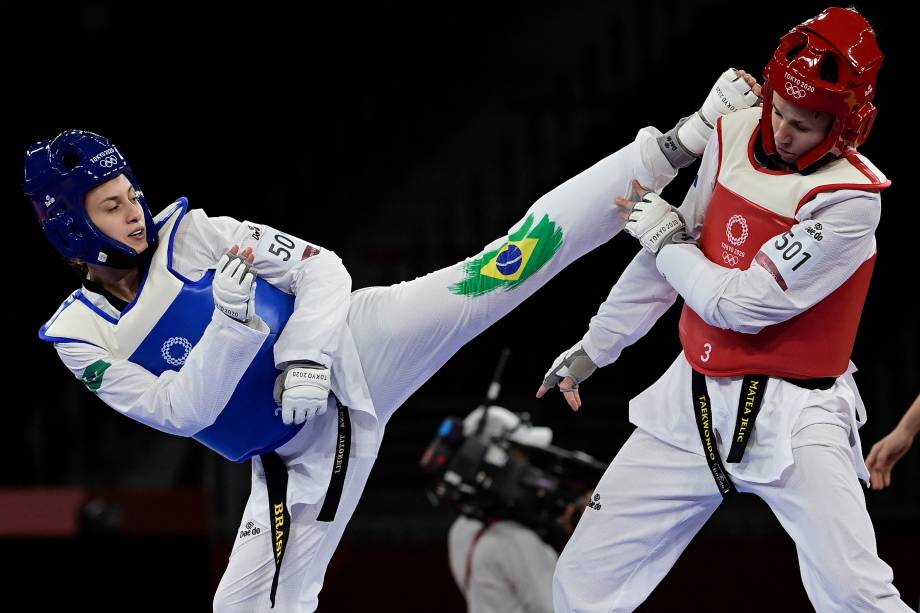 A brasileira Milena Titoneli e a croata Matea Jelic durante luta no taekwondo feminino de até 67kg, em Makuhari Messe Hall -