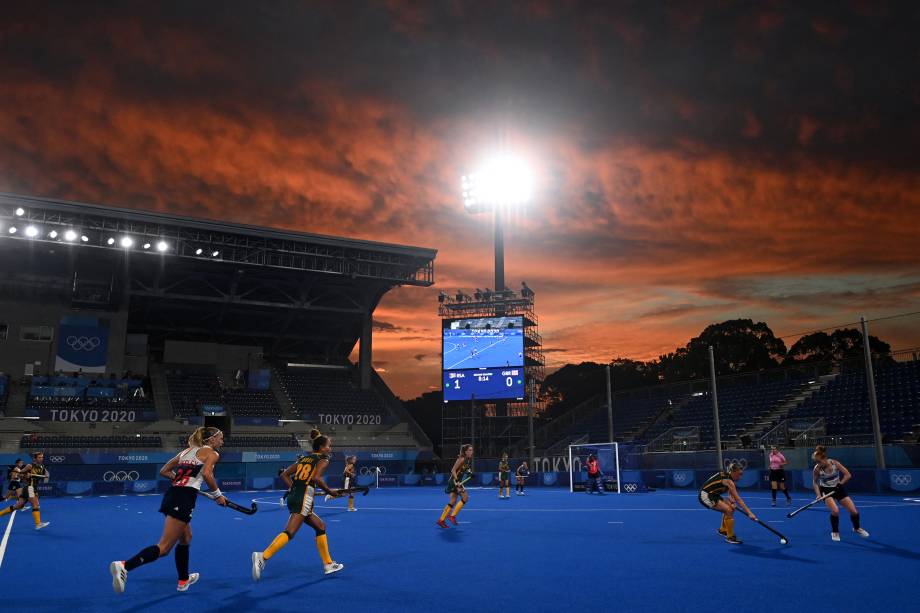 Jogadores da África do Sul e da Grã-Bretanha durante partida pelo hóquei na grama, no Oi Hockey Stadium -