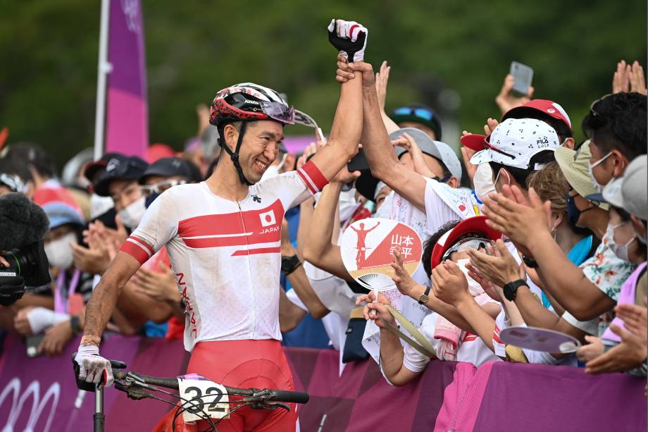 Kohei Yamamoto, do Japão, comemora com fãs na prova de cross-country masculino -