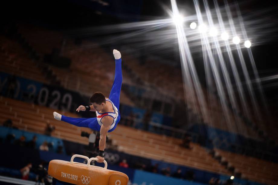 O ginasta Nikita Nagornyy, da Rússia, durante sua performance no cavalo com alças -