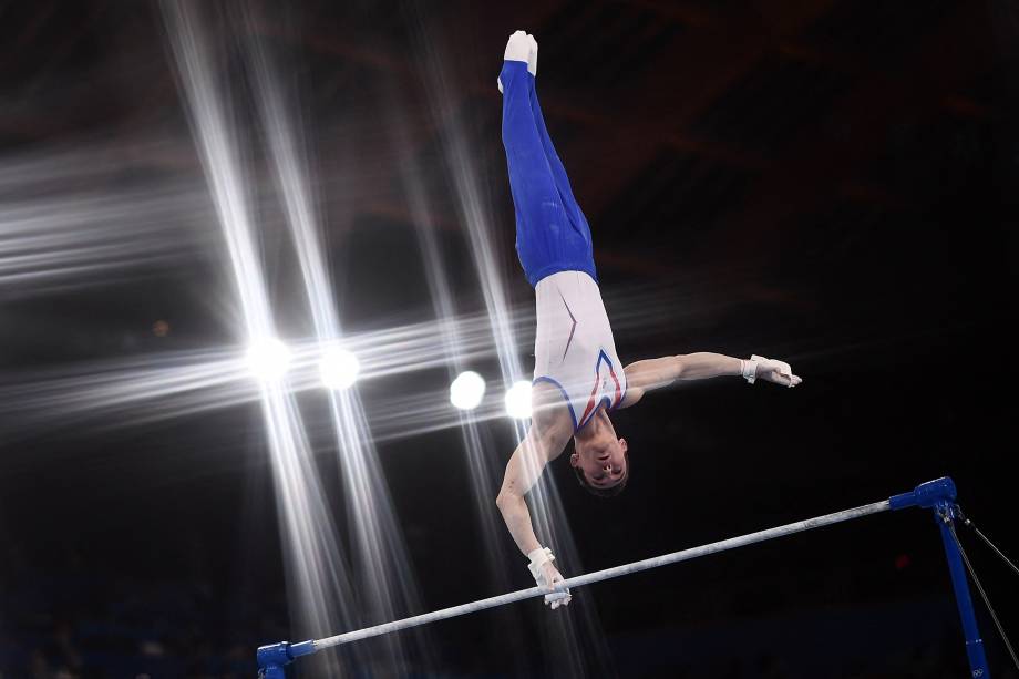 O ginasta Nikita Nagornyy, da Rússia, durante sua performance nas barras -