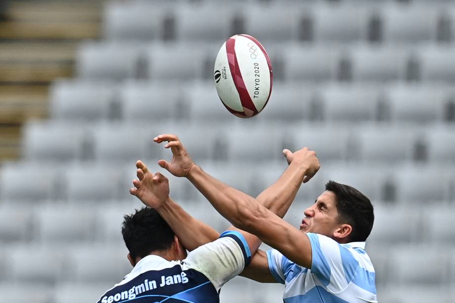 Jang Seongmin, da Coréia do Sul, luta pela bola com Lucio Cint, da Argentina, durante partida de rúgbi -