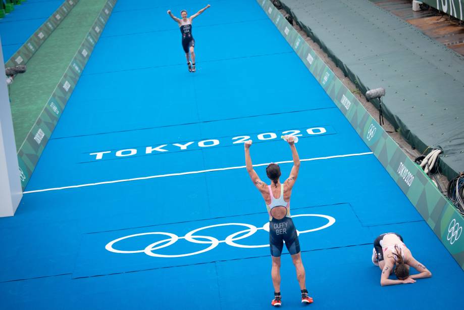 Atletas do triatlo individual feminino após completarem a prova -