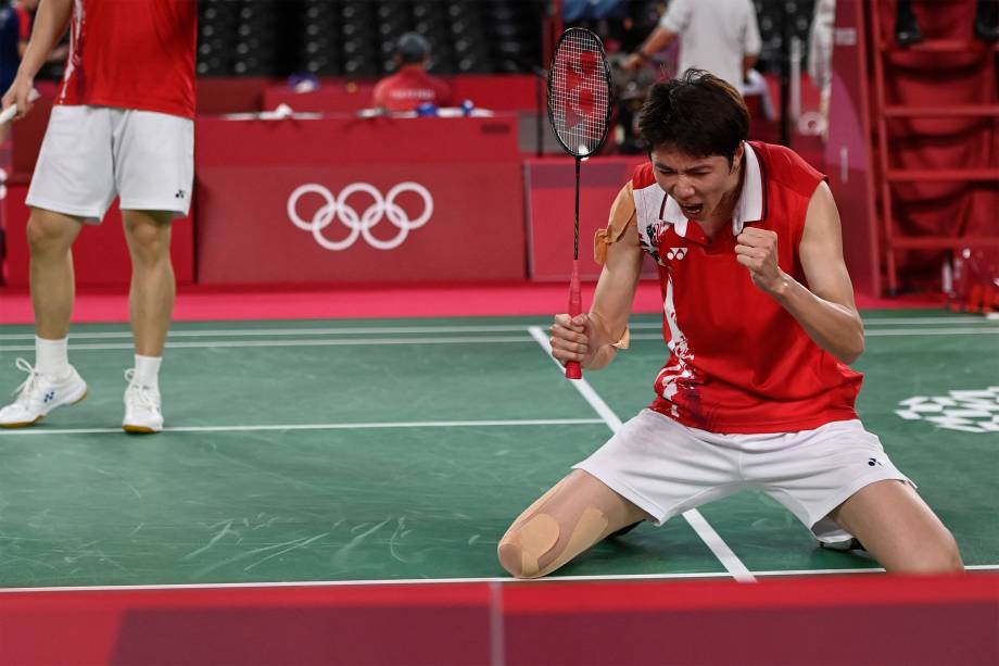 Li Junhui, da China, comemora após vencer pelo badminton equipe japonesa -