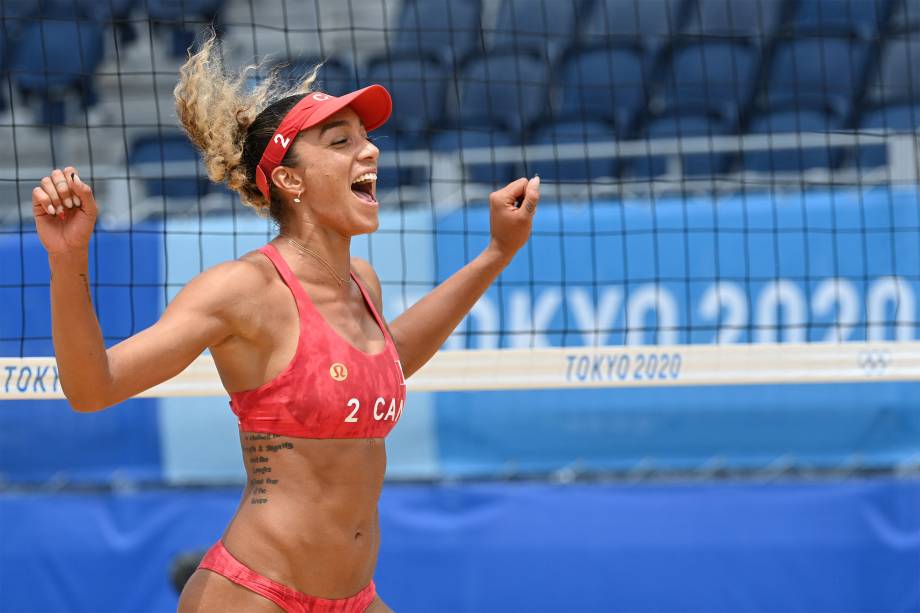 A canadense Brandie Wilkerson comemora após vencer a Argentina em partida pelo vôlei de praia -