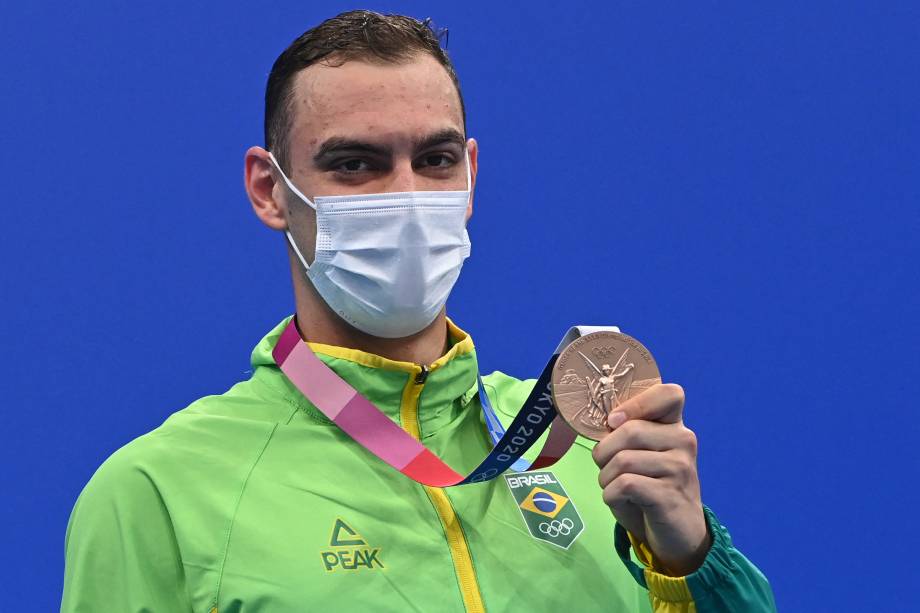 Fernando Scheffer com a medalha de bronze conquistada -