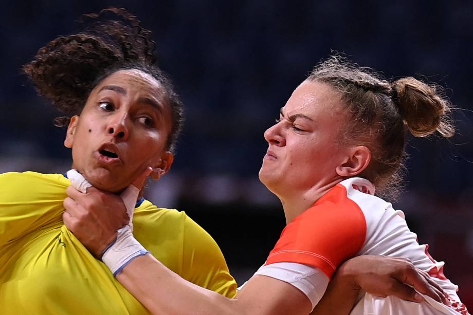 Ana Paula Rodrigues é agarrada por Reka Bordas durante a partida de handebol entre Brasil e Hungria -