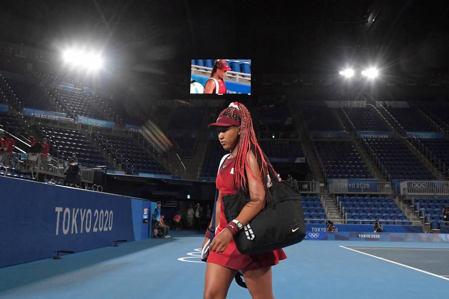 A japonesa Naomi Osaka deixa a quadra depois de ser eliminada por Marketa Vondrousova, da República Tcheca -