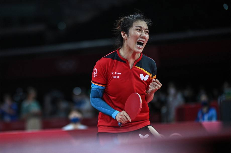 A alemã Ying Han comemora após vencer partida de tênis de mesa contra Jian Fang Lay, da Austrália -