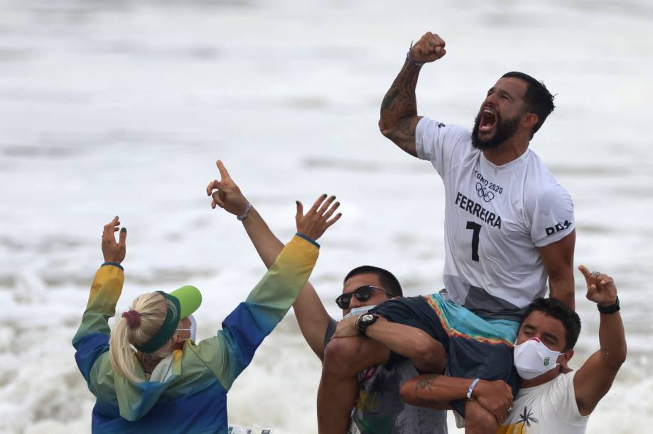 O brasileiro Ítalo Ferreira comemorando o ouro no surfe -