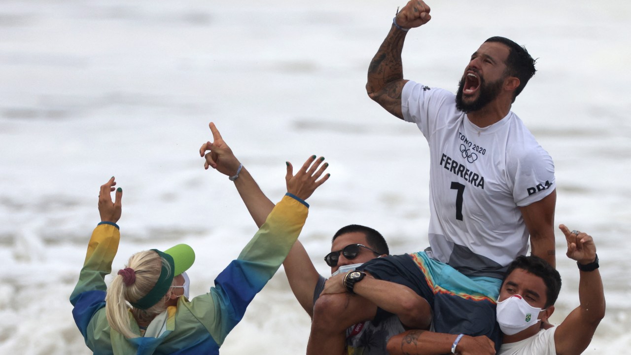 O brasileiro Ítalo Ferreira comemorando o ouro no surfe -