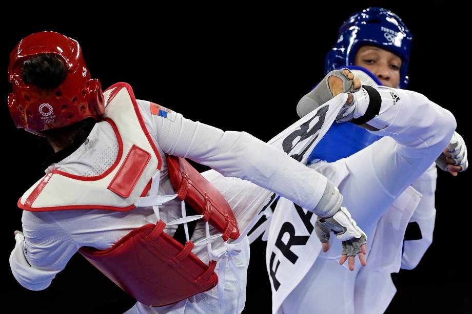 Milica Mandic, da Sérvia, e Althea Laurin, da França, durante luta pelo taekwondo -