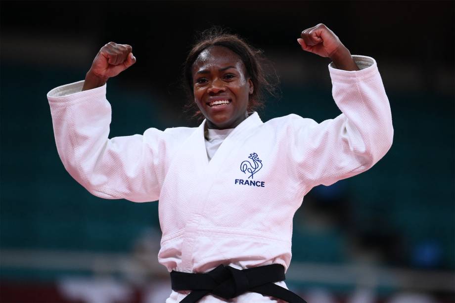 A francesa Clarisse Agbegnenou comemora a medalha de ouro conquistada no judô -