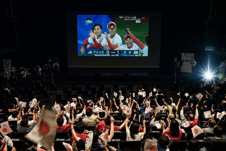 Torcedores assistem partida de softball entre Japão e Estados Unidos, no Takasaki City Theatre -