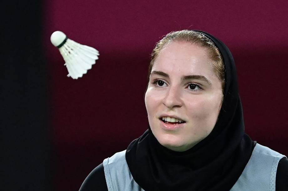 Soraya Aghaeihajiagha, do Irã, em ação durante partida pelo badminton -