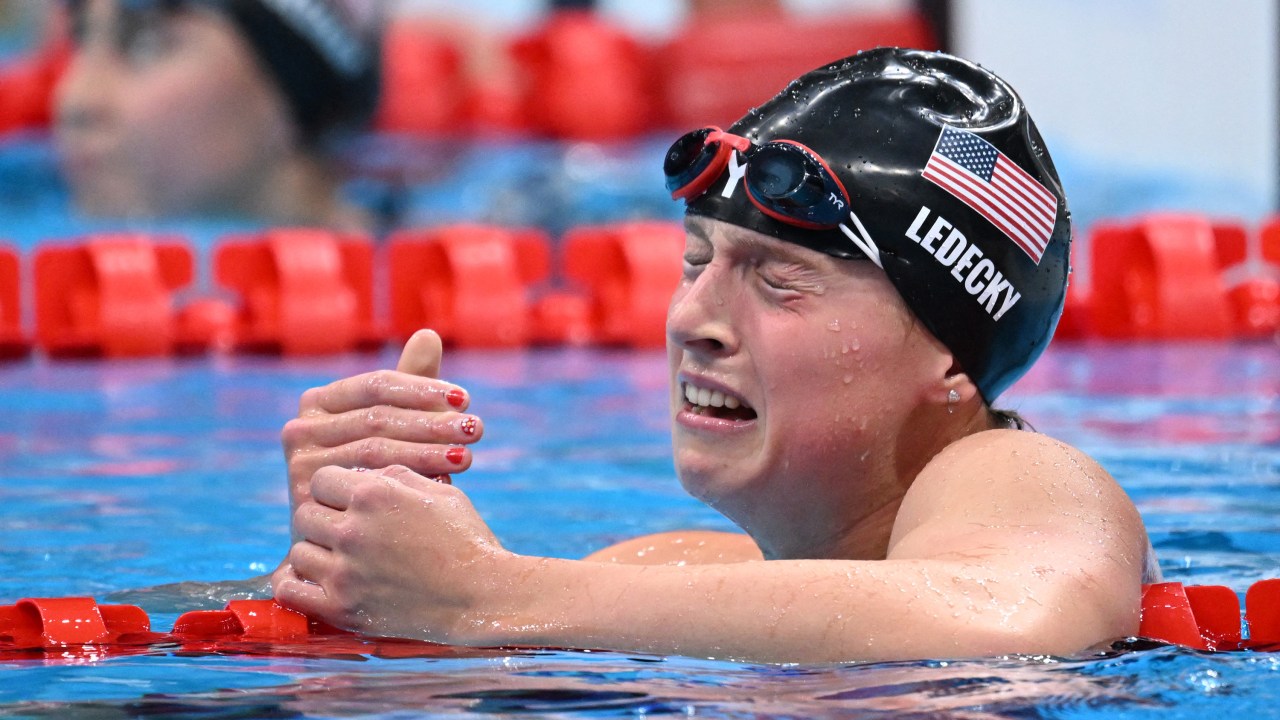 Kathleen Ledecky, dos Estados Unidos, chora após vencer a final da prova de nado livre de 1500m -