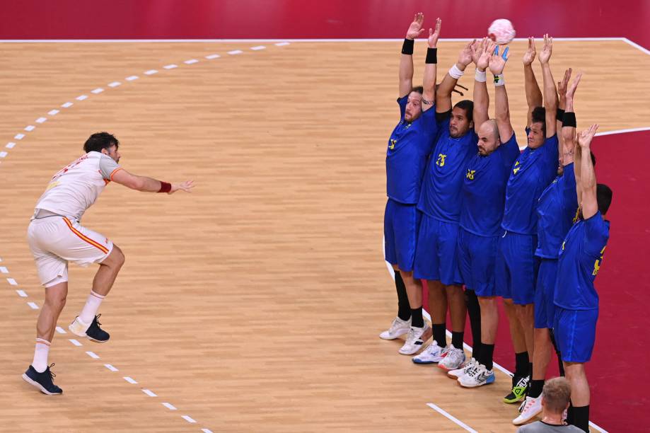 O Espanhol Antonio Garcia durante lance livre em partida de handebol contra o Brasil -