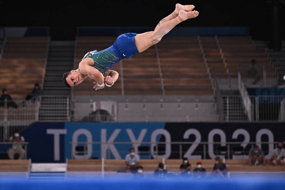 O brasileiro Caio Souza em ação durante sua apresentação na ginástica artística -