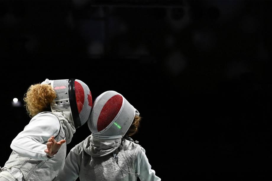 Eleanor Harvey, do Canadá, e Pauline Ranvier, da França, durante prova de esgrima -