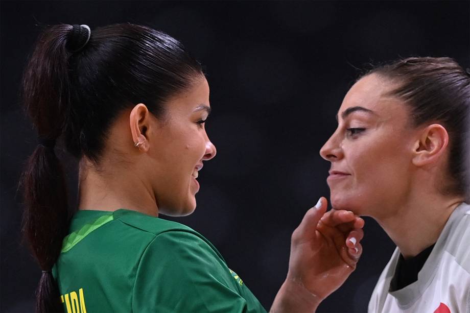 A brasileira Samara Vieira e a espanhola Marta Lopes Herrero após a partida de handebol entre Brasil e Espanha -