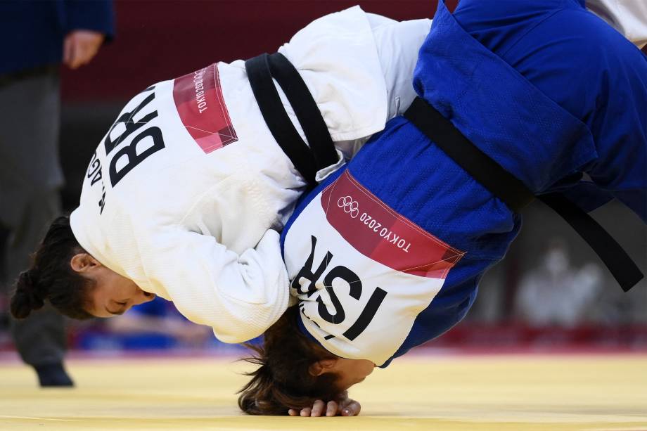 A brasileeira Mayra Aguiar (branco), luta com Inbar Lanir, de Israel, em prova do judô, no Nippon Budokan -