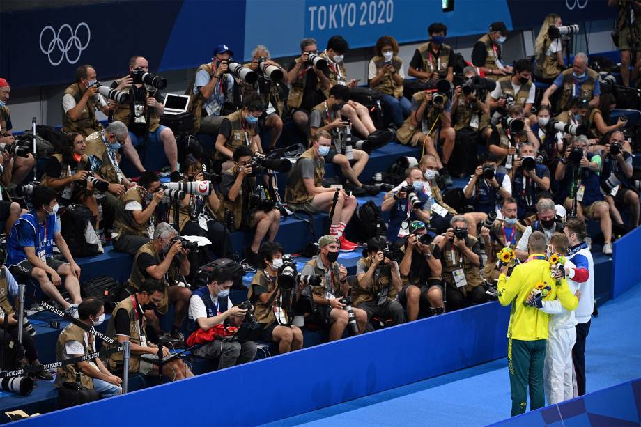 O australiano Kyle Chalmers, o americano Caeleb Dressel, e o russo Kliment Kolesnikov, posam para fotógrafos após a competição dos 100m livres -