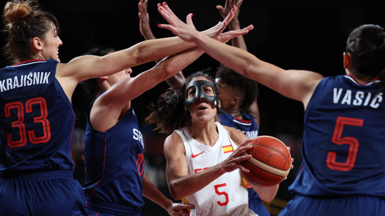 Cristina Ouvina, da Espanha, corre com a bola passando entre jogadoras da Sérvia -