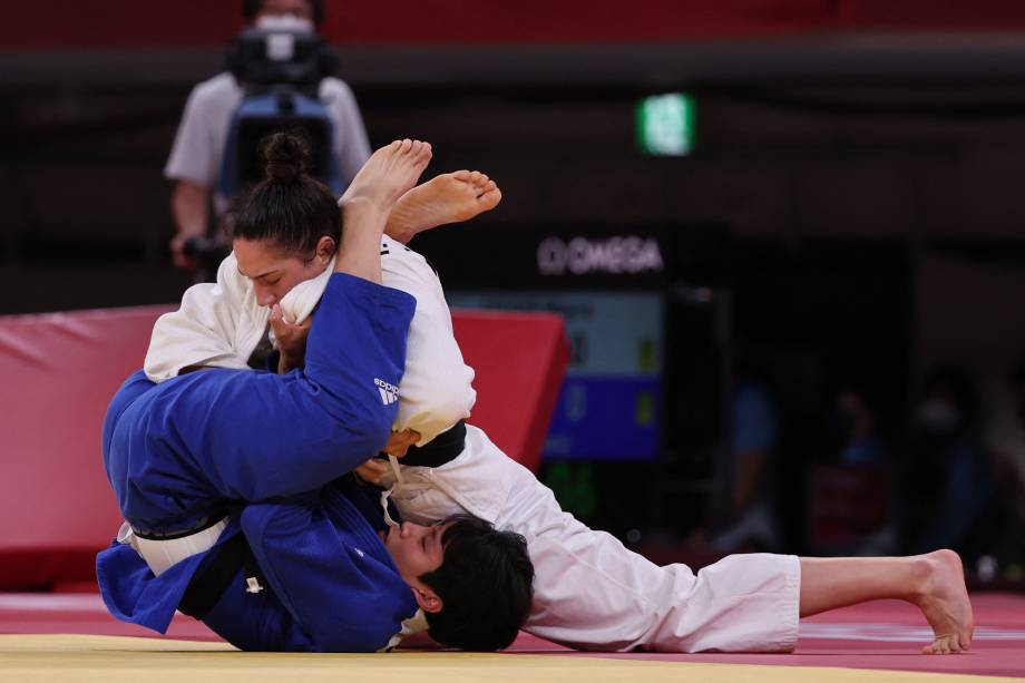 A brasileira Mayra Aguiar (branco) e a sul-coreana Hyunji Yoon durante luta valendo a medalha de bronze -