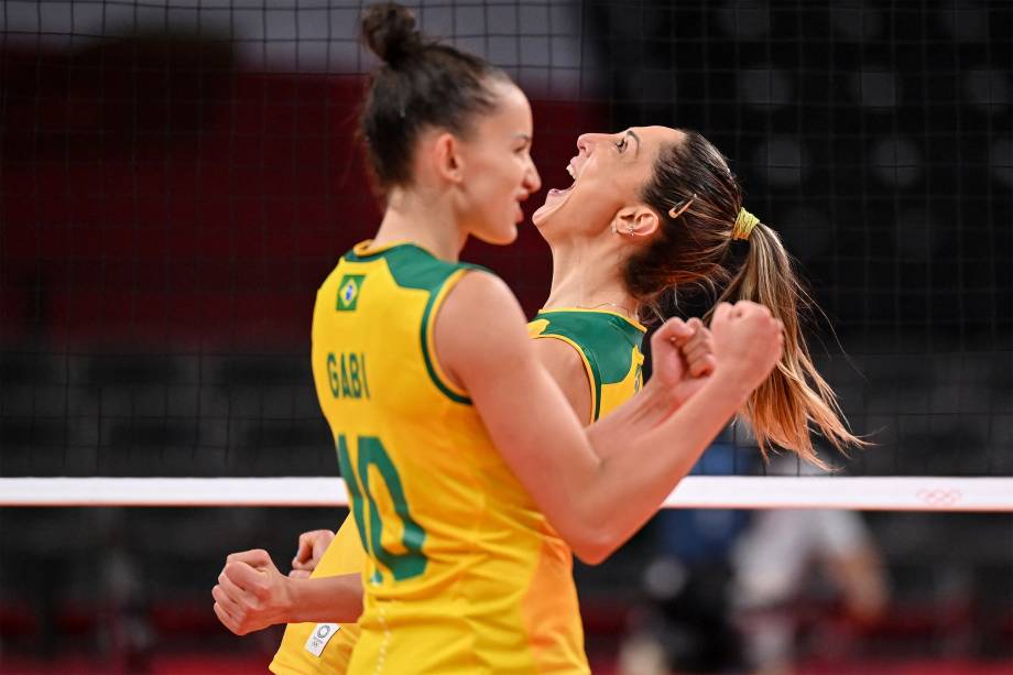 As brasileiras Gabi e Carol Gattaz comemoram ponto em partida de vôlei feminino contra o Japão -