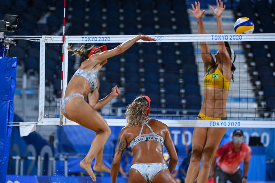 Brandie Wilkerson e Heather Bansley, do Canadá, durante partida contra as brasileiras Agatha Bednarczuk e Duda -