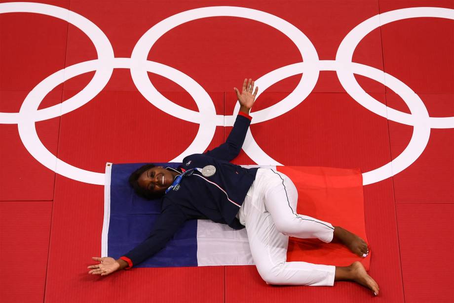 A judoca francesa Madeleine Malonga celebra a medalha de prata no judô feminino -