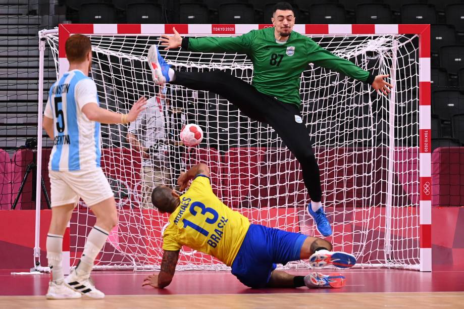 O brasileiro Rogerio Moraes durante lance contra a Argentina no handebol -