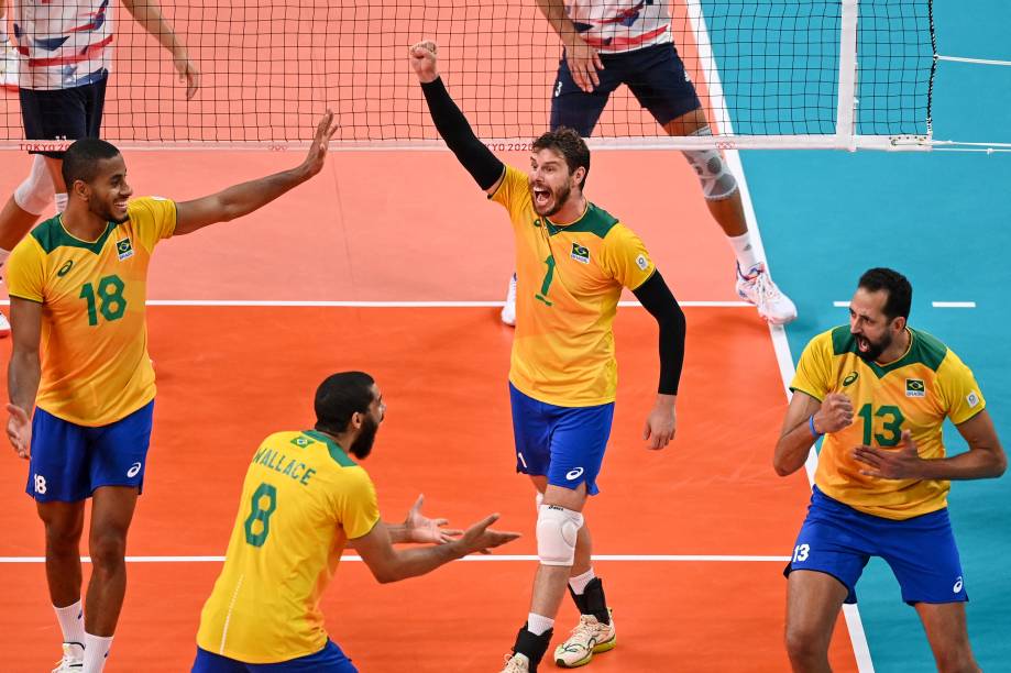 Os jogadores do Brasil comemoram após marcarem ponto na partida -